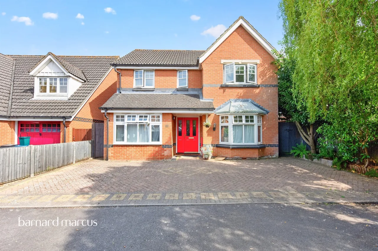 4 bed house for sale — Woodall Close, Chessington