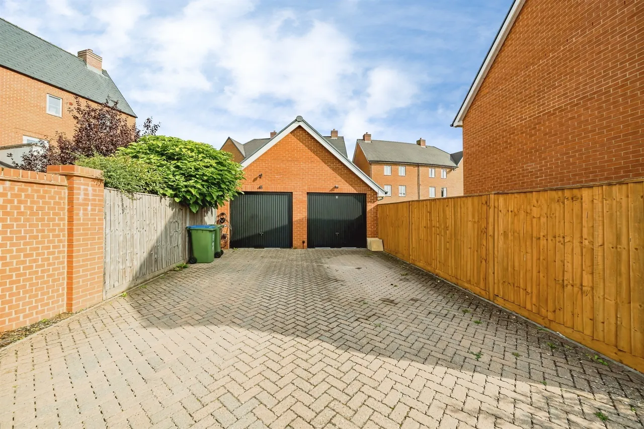 Barge Crescent, Broughton, HP22, photo 3