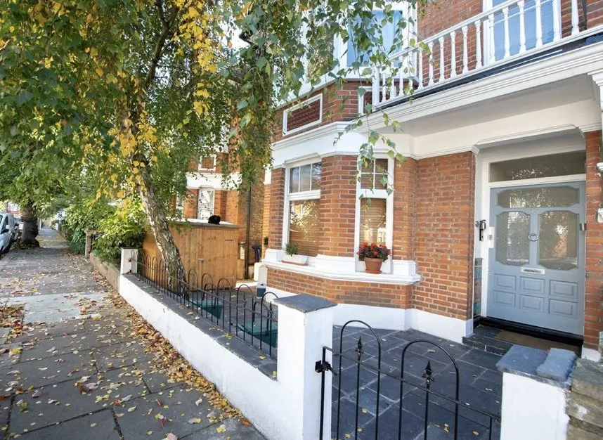 3 bed flat for sale — Whitehall Gardens, Acton, W3