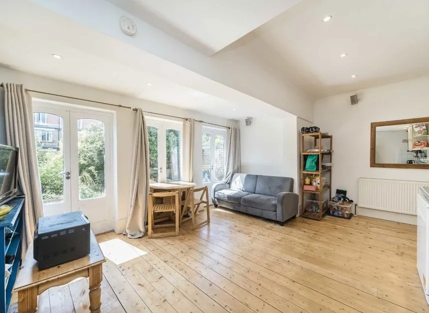 Whitehall Gardens, Acton, W3, photo 2