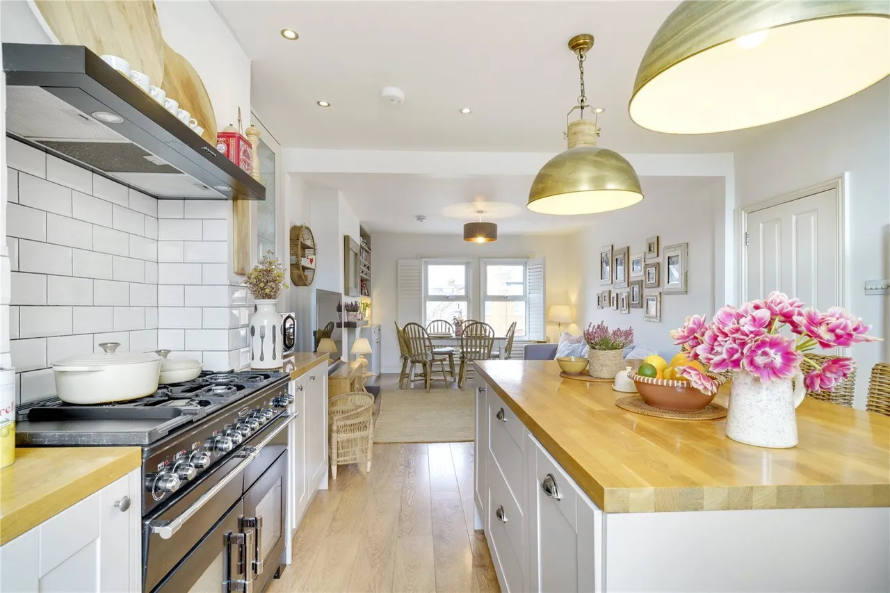 3 bed flat for sale, Battersea Rise, London, SW11