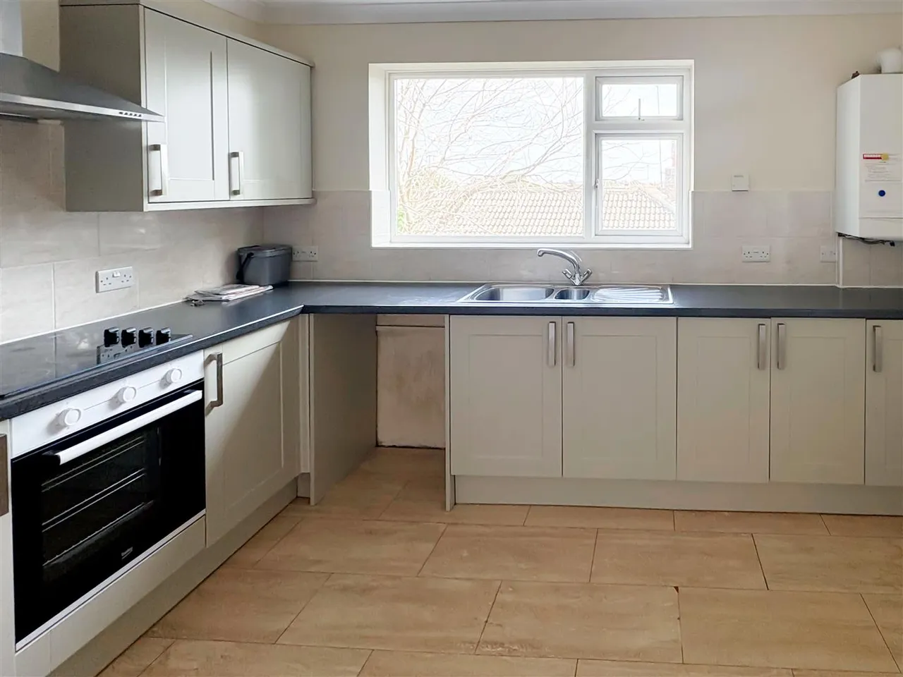 Dover Court, Fairlands, photo 6