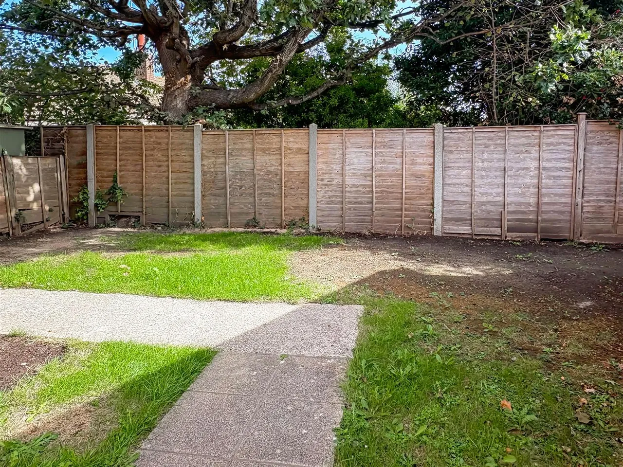 Dover Court, Fairlands, photo 3
