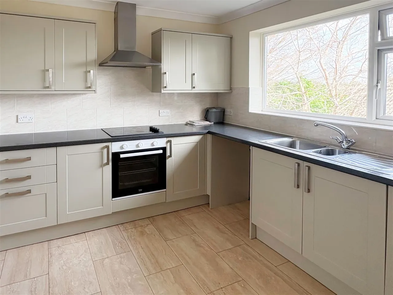 Dover Court, Fairlands, photo 5