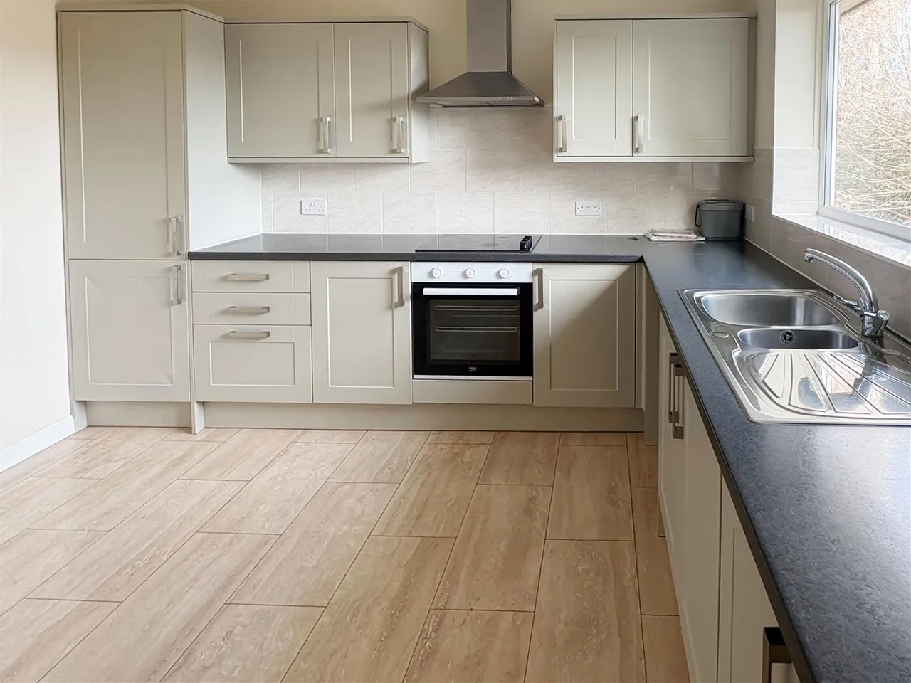 Dover Court, Fairlands, photo 2