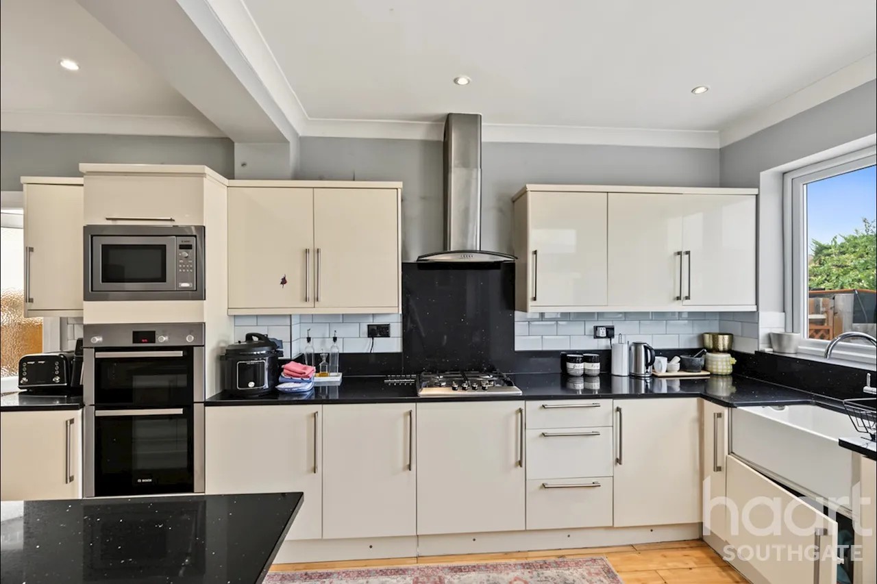 Chestnut Close, London, N14, photo 27
