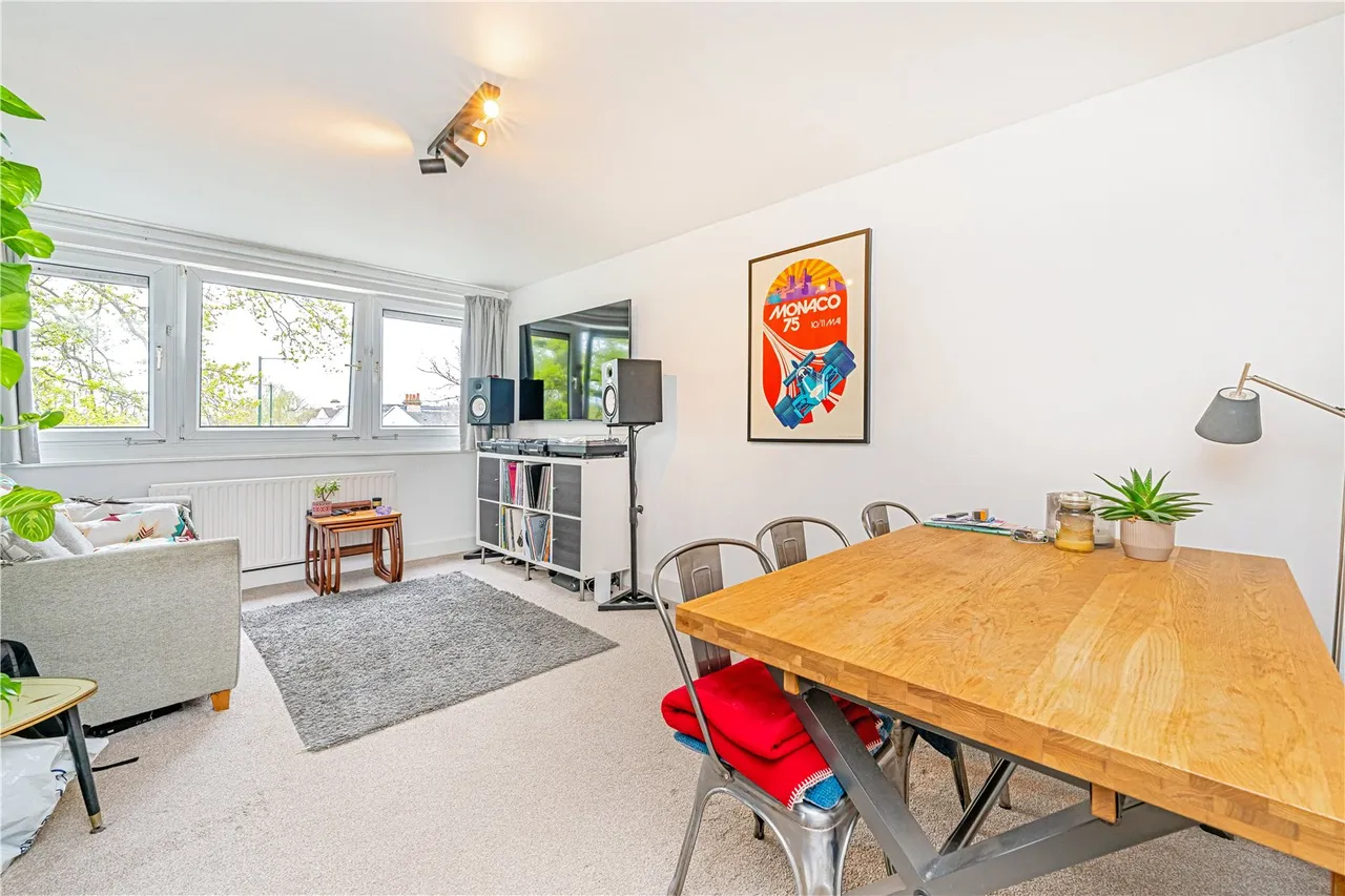 2 bed flat for sale — Fairlight, Hampton, Middlesex, TW12 1SN
