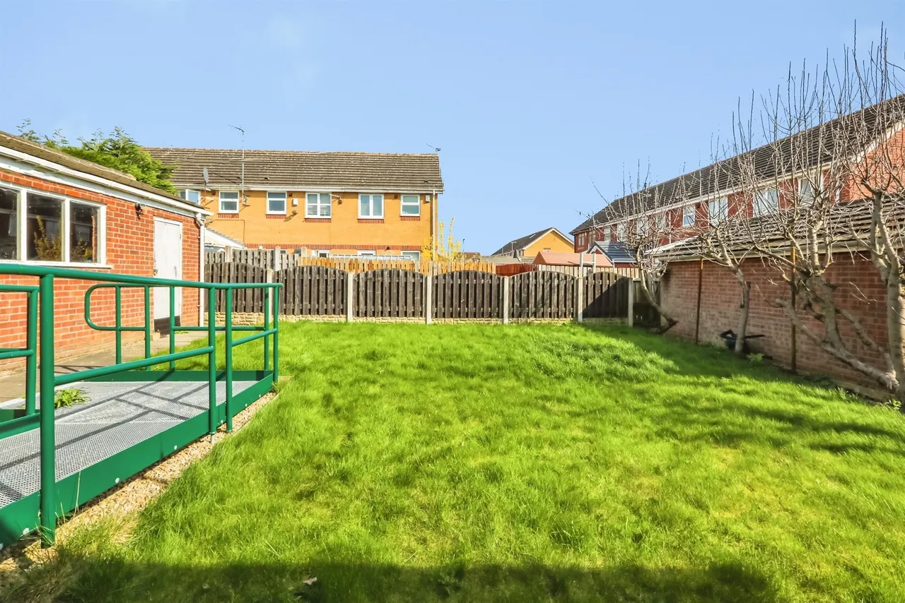 Longfield Drive, Ravenfield, S65, photo 11
