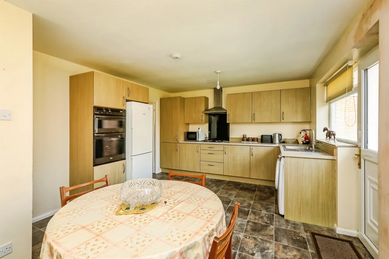 Longfield Drive, Ravenfield, S65, photo 4