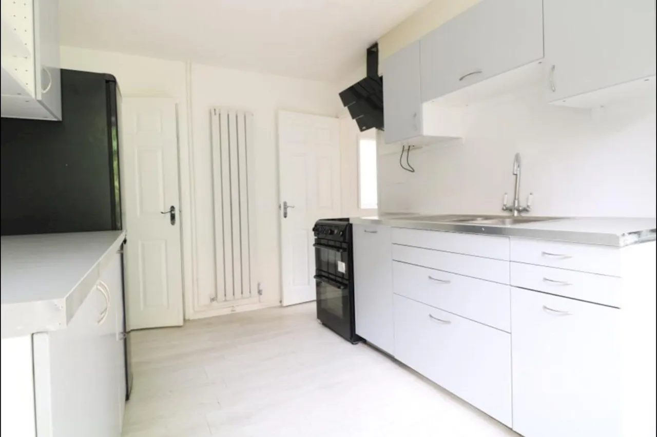Hitchin Road, LU2, photo 2