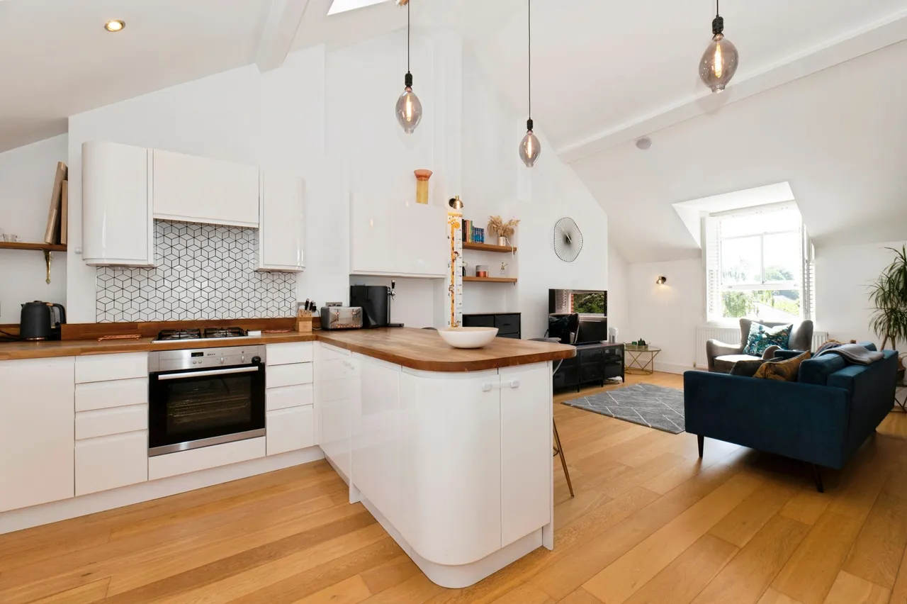 3 bed flat for sale, Wilton Crescent, London, SW19
