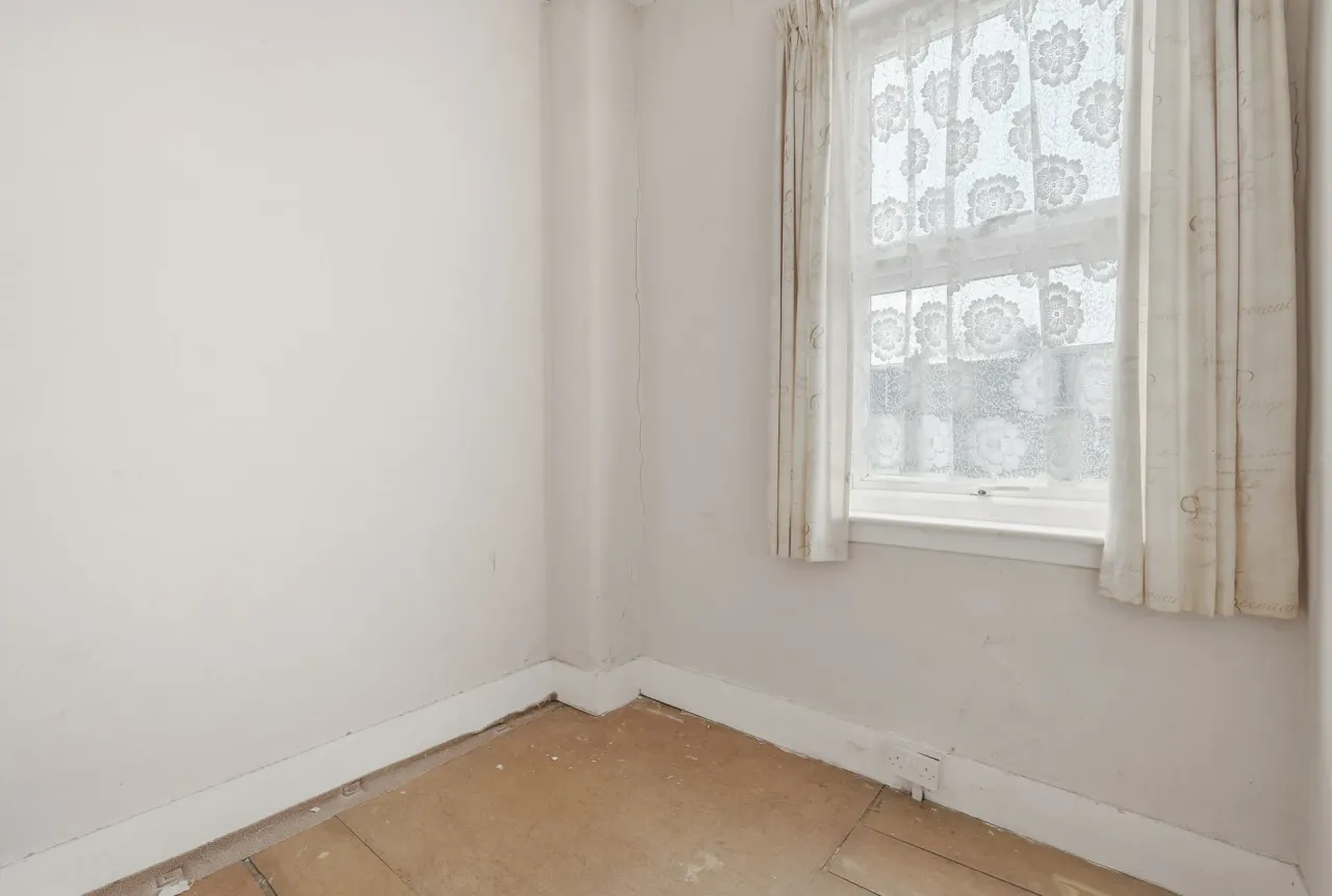 Montpelier Gardens, London, E6, photo 10