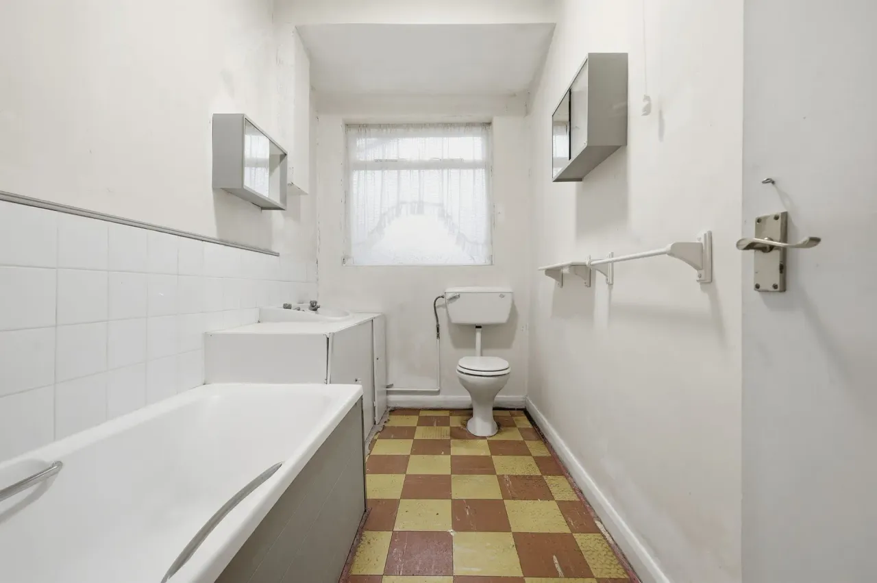 Montpelier Gardens, London, E6, photo 11