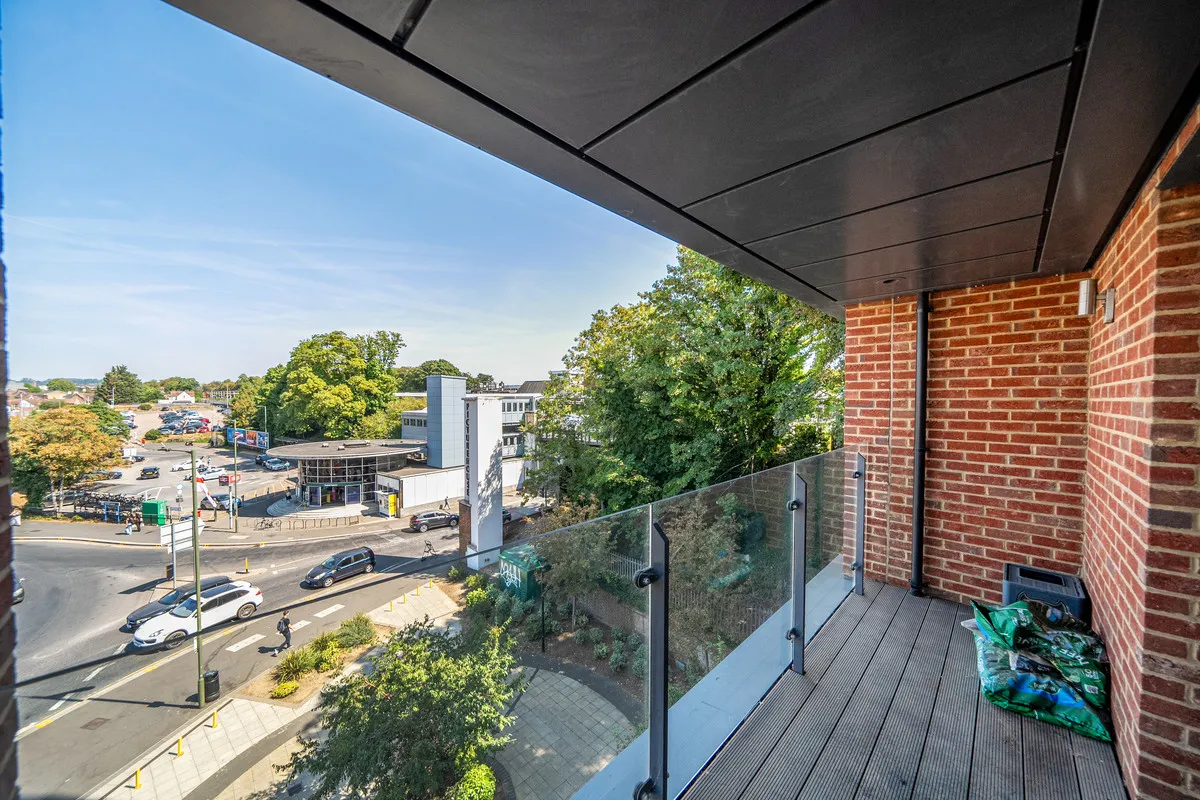 Redhill, RH1, photo 5