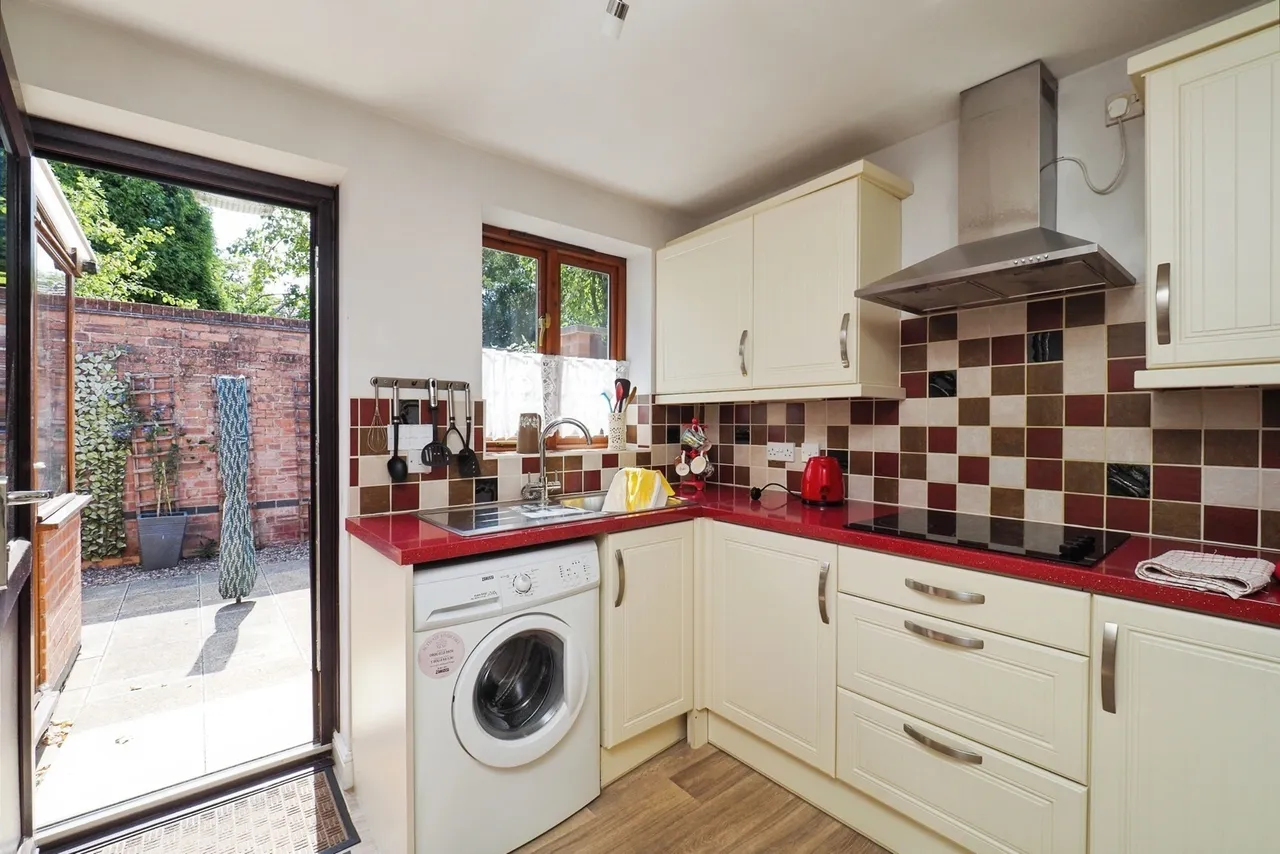 Black Swan Close, Woodthorpe, NG5, photo 6
