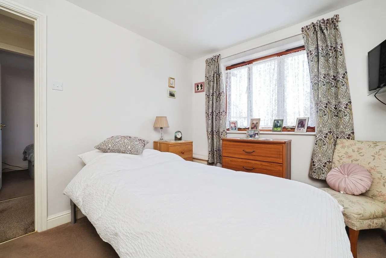 Black Swan Close, Woodthorpe, NG5, photo 9