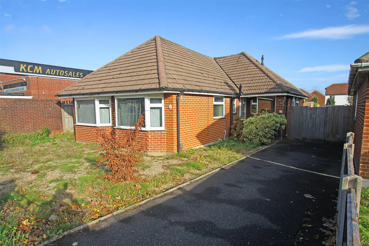 3 bed house for sale — Castle Lane West, Bournemouth