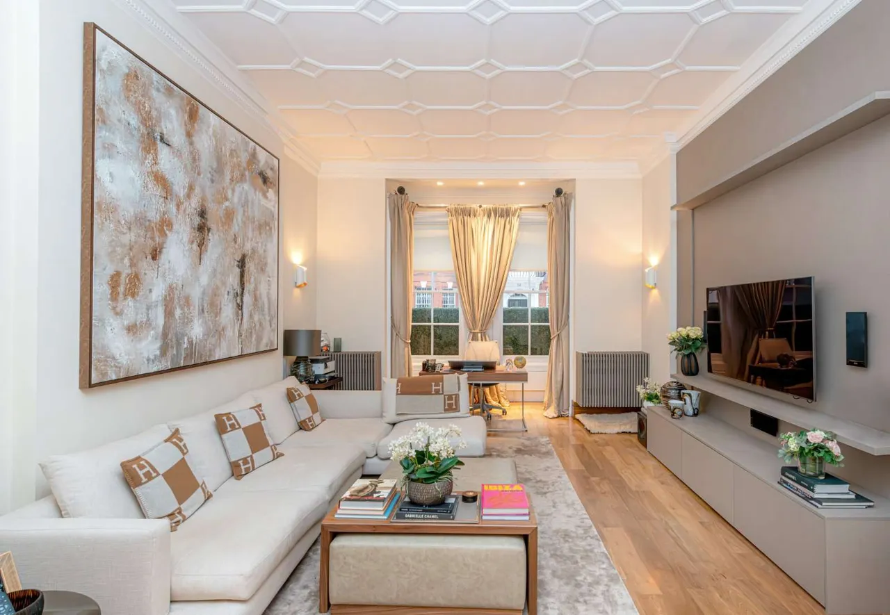 2 bed flat for sale — Green Street, London, W1K 6RF