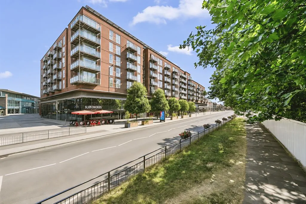 1 bed flat for sale — The Heart, Walton-On-Thames KT12 1GG