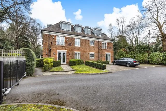 2 bed flat to rent, London Road, Sunningdale, SL5