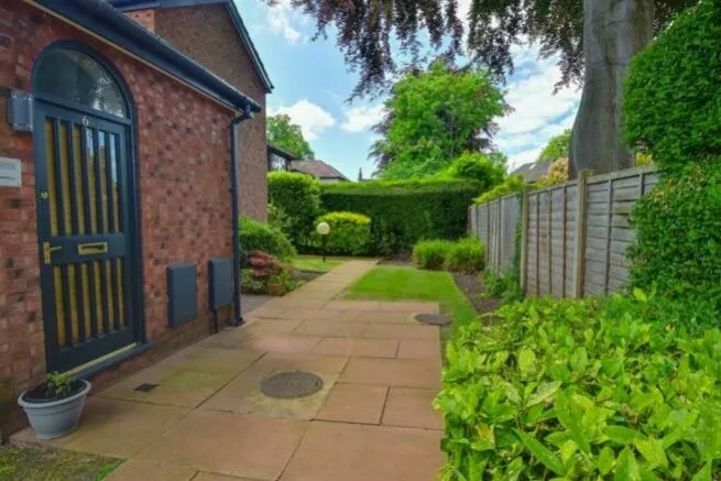 2 bed flat for sale, Knutsford Road, Wilmslow, SK9