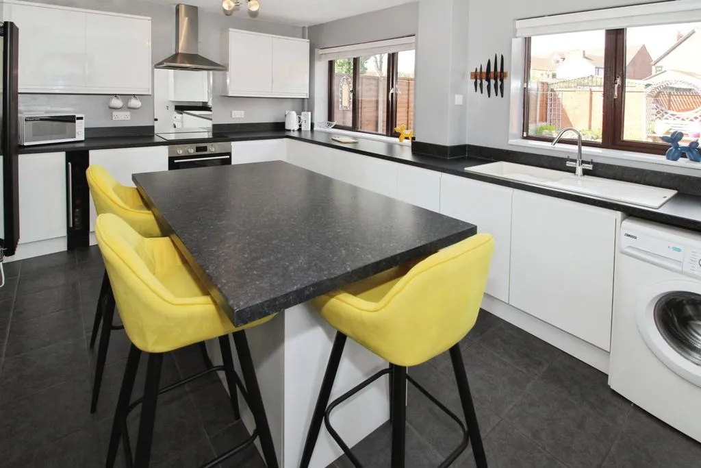 Watermeadow Drive, Shelfield, WS4, photo 3