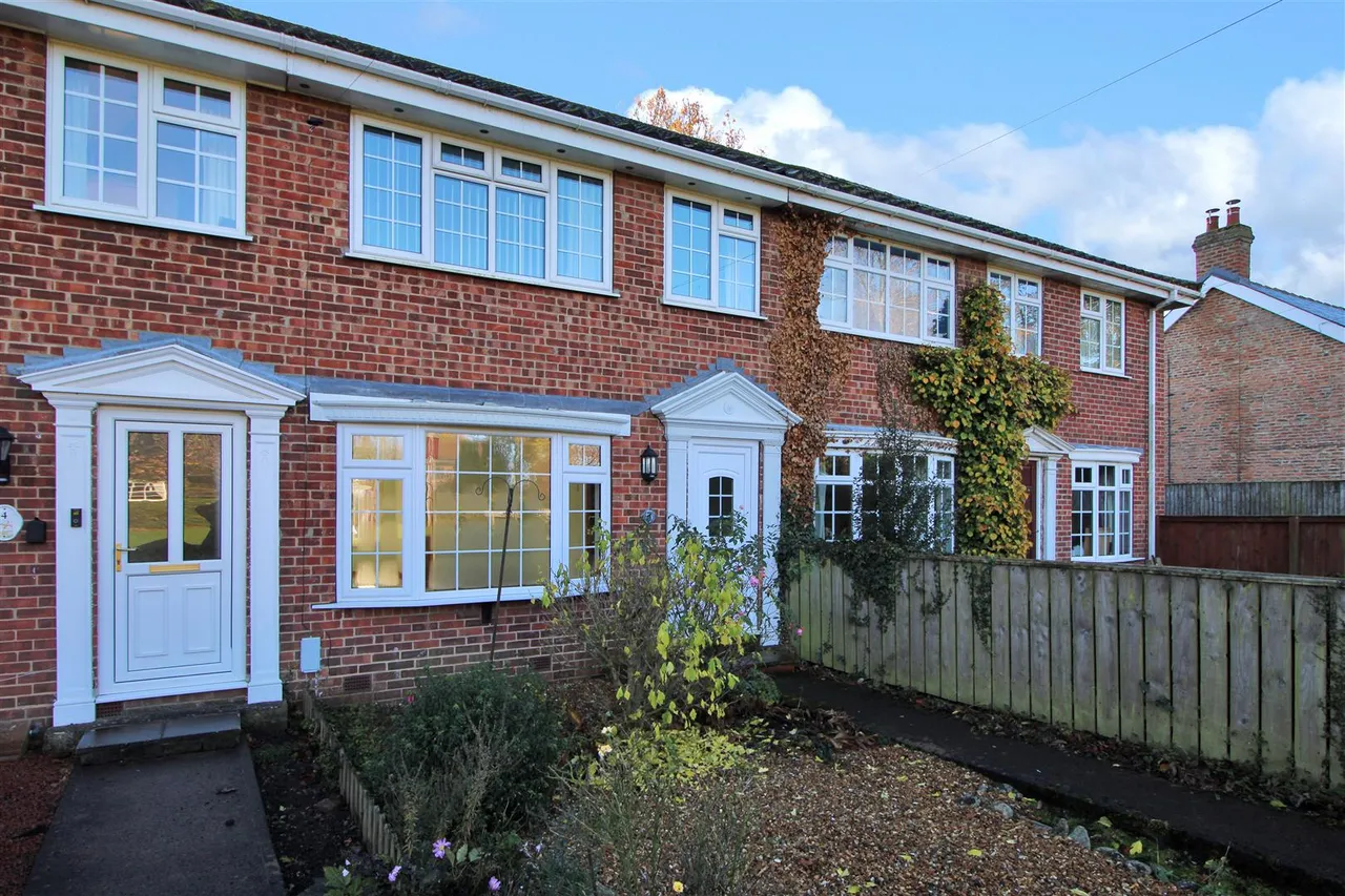 3 bed property for sale — Eastwood Court, Carlton Miniott, Thirsk, Yorkshire, YO7 4PA
