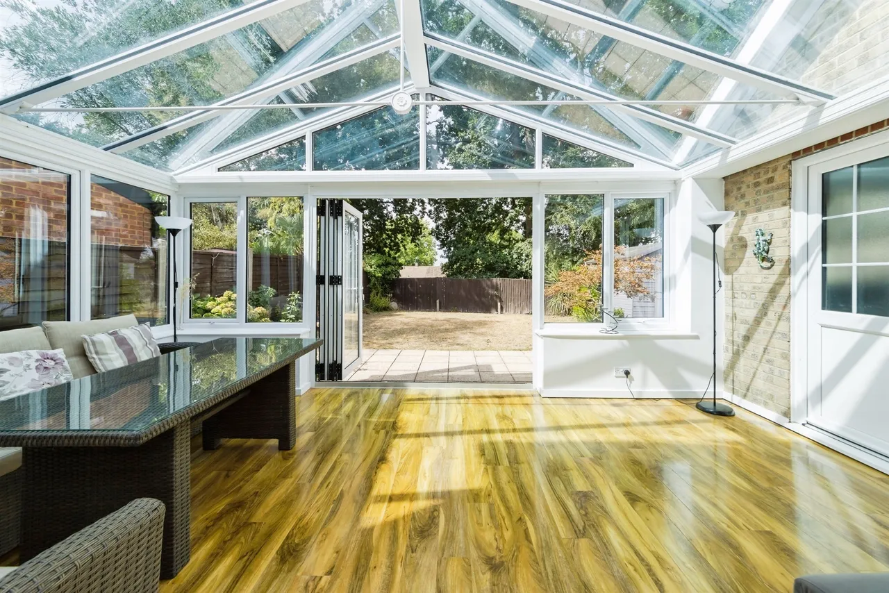 Vancouver Drive, Crawley, RH11, photo 11