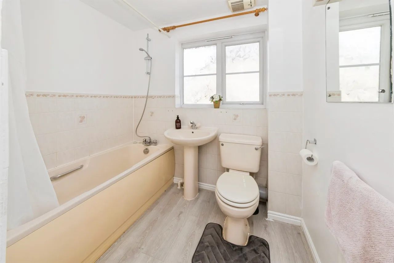 Vancouver Drive, Crawley, RH11, photo 14