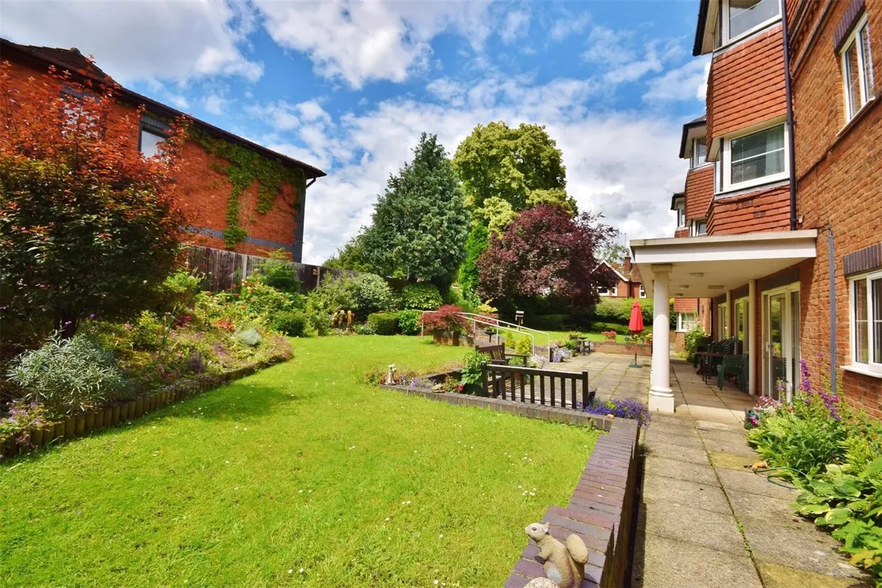2 bed flat for sale, Westdeane Court, Basingstoke, RG21