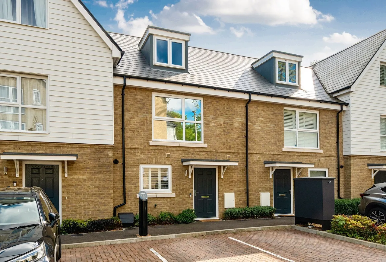 3 bed house for sale — Gunpowder Road, Worcester Park, KT4 7BF