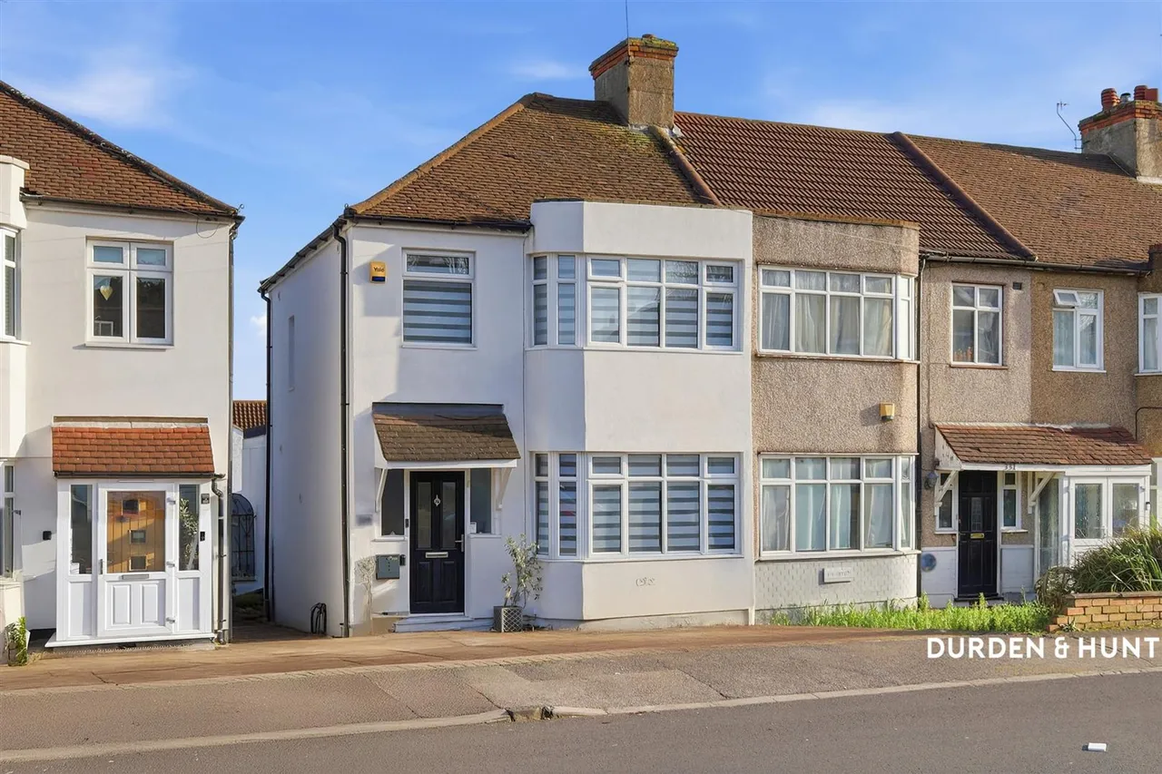 3 bed house for sale, Roding Lane North, Woodford Green, IG8