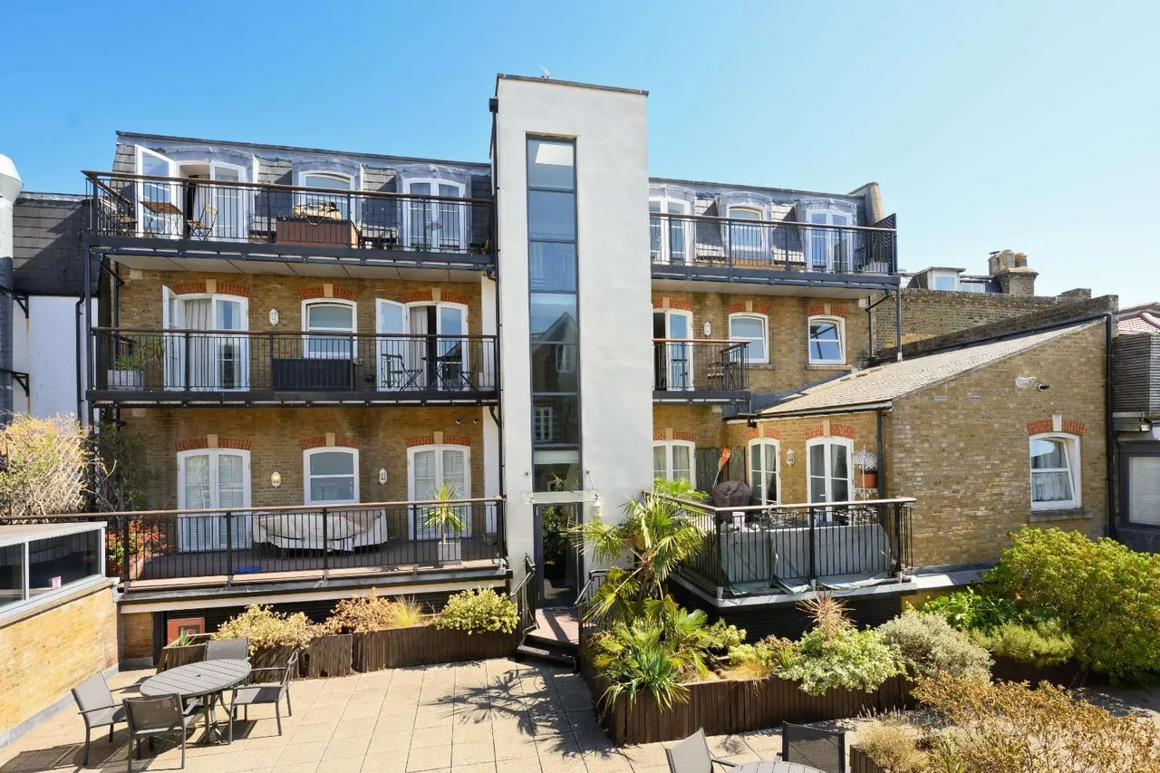 2 bed flat for sale — Feltham Avenue, East Molesey, Surrey, KT8 9BT