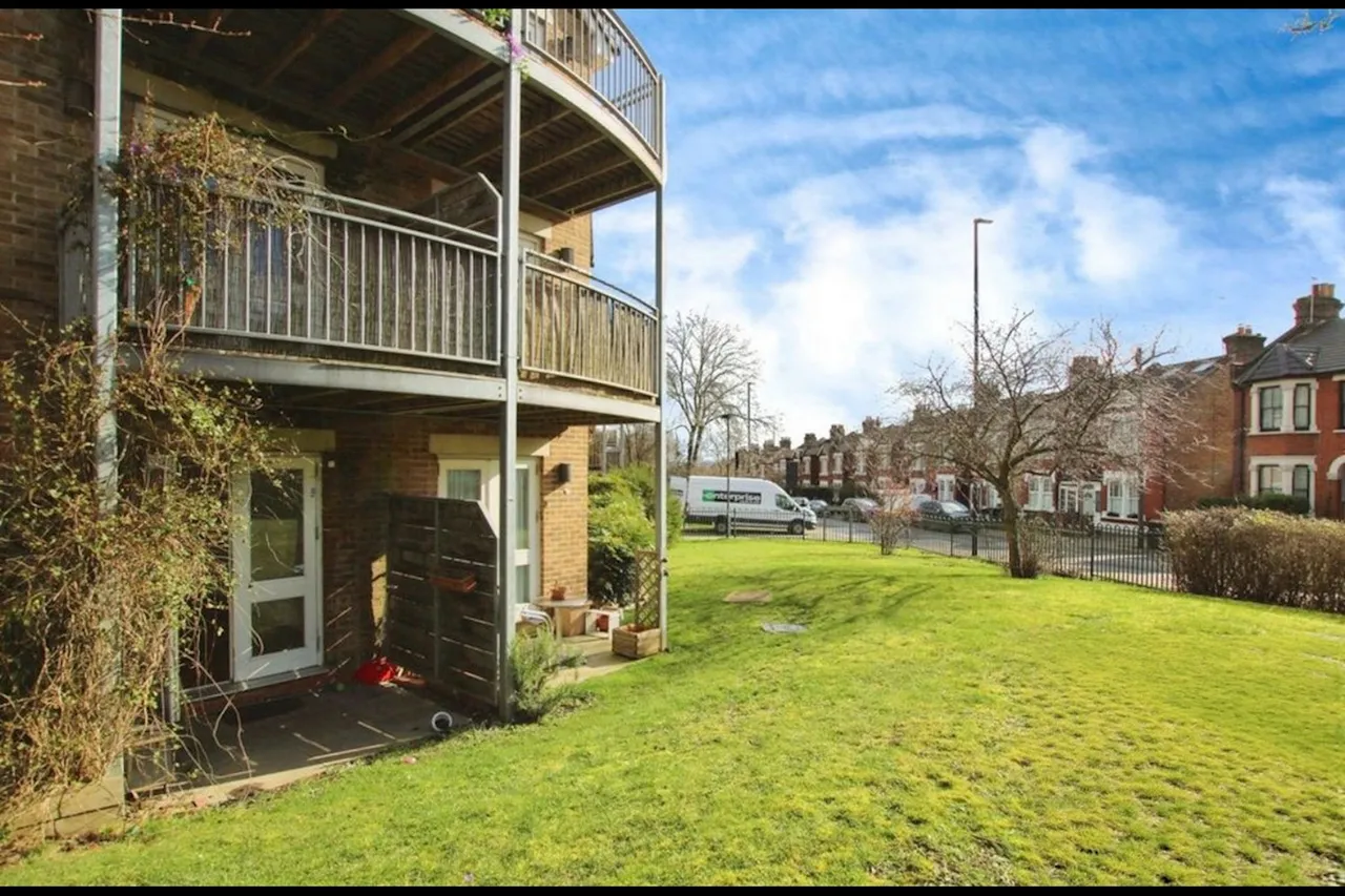 Pinnata Close, Enfield, EN2, photo 3