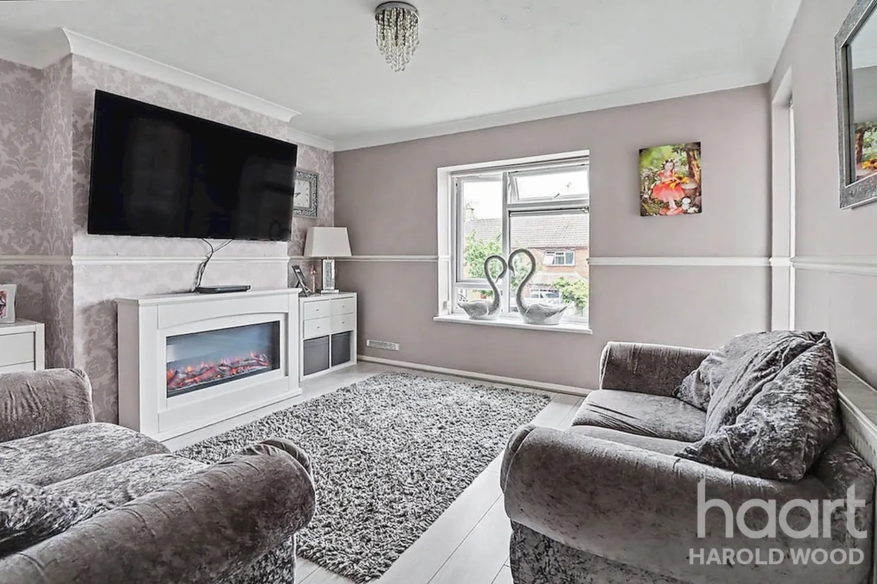 Montgomery Crescent, Harold Hill, RM3, photo 5