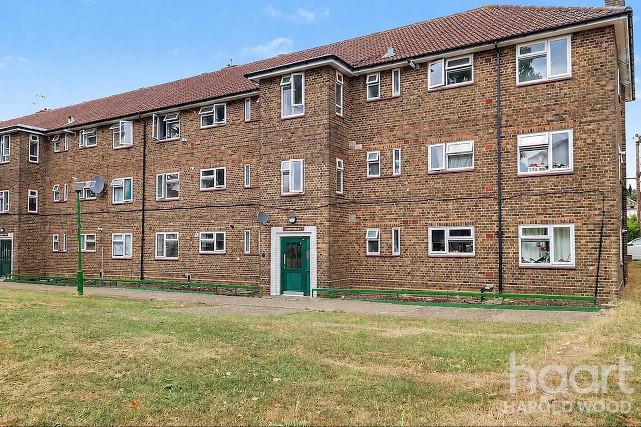 Montgomery Crescent, Harold Hill, RM3, photo 19
