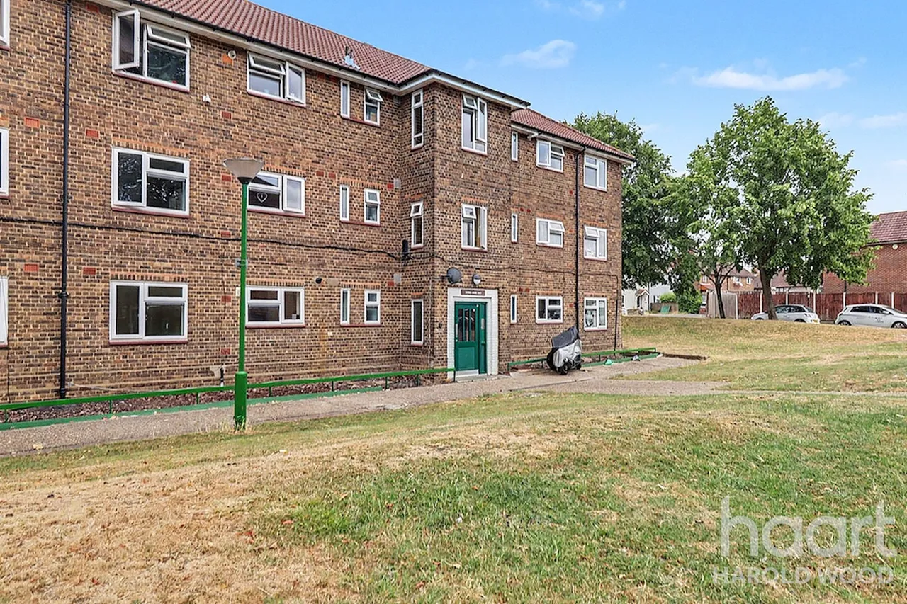 Montgomery Crescent, Harold Hill, RM3, photo 18