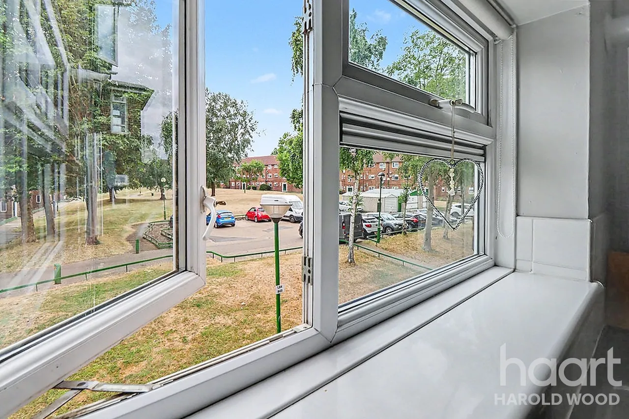 Montgomery Crescent, Harold Hill, RM3, photo 16