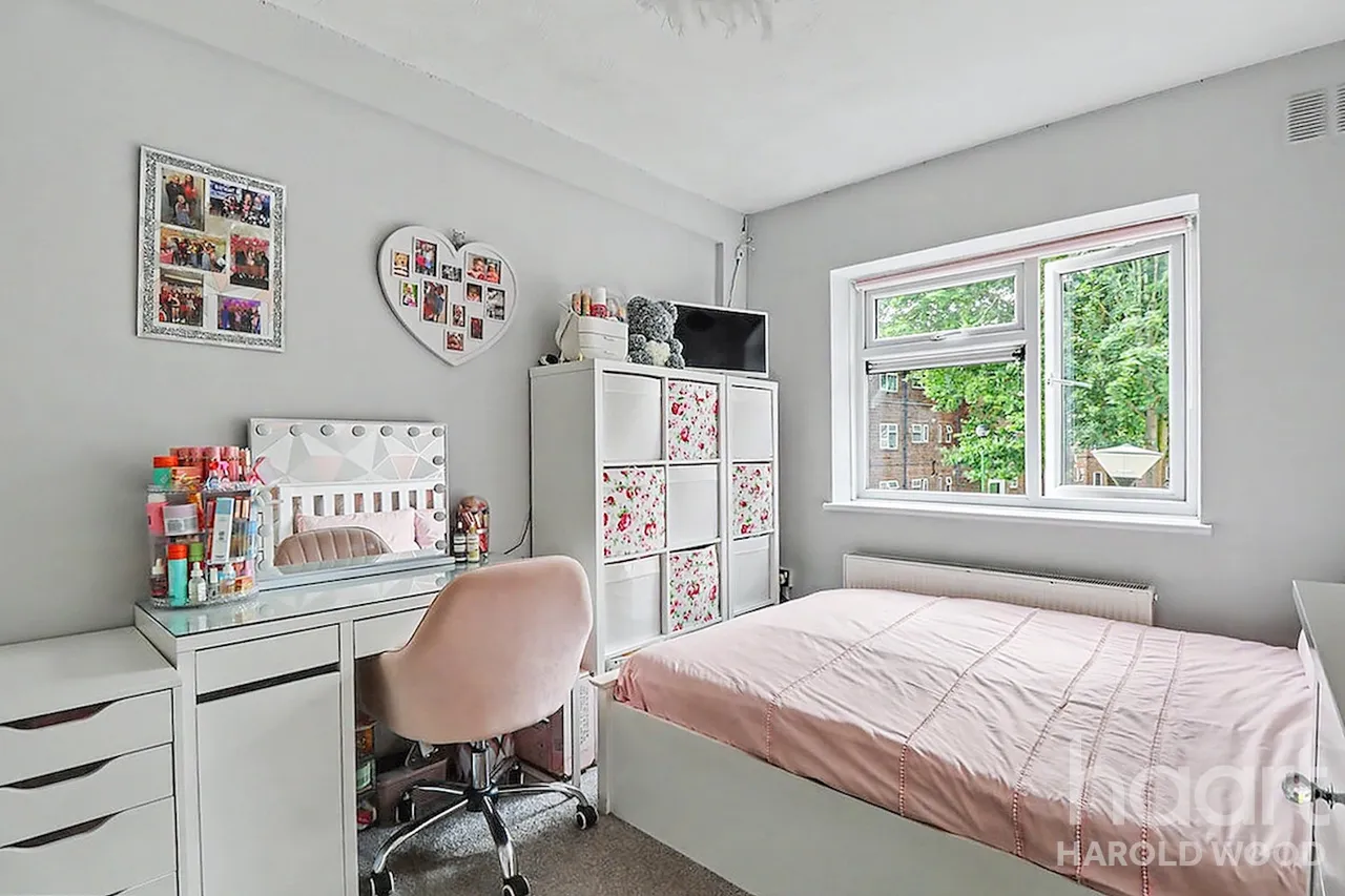 Montgomery Crescent, Harold Hill, RM3, photo 11