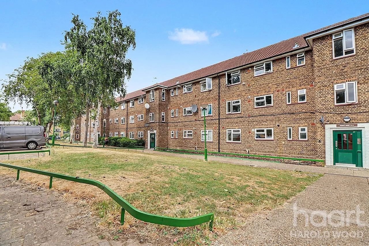 Montgomery Crescent, Harold Hill, RM3, photo 17
