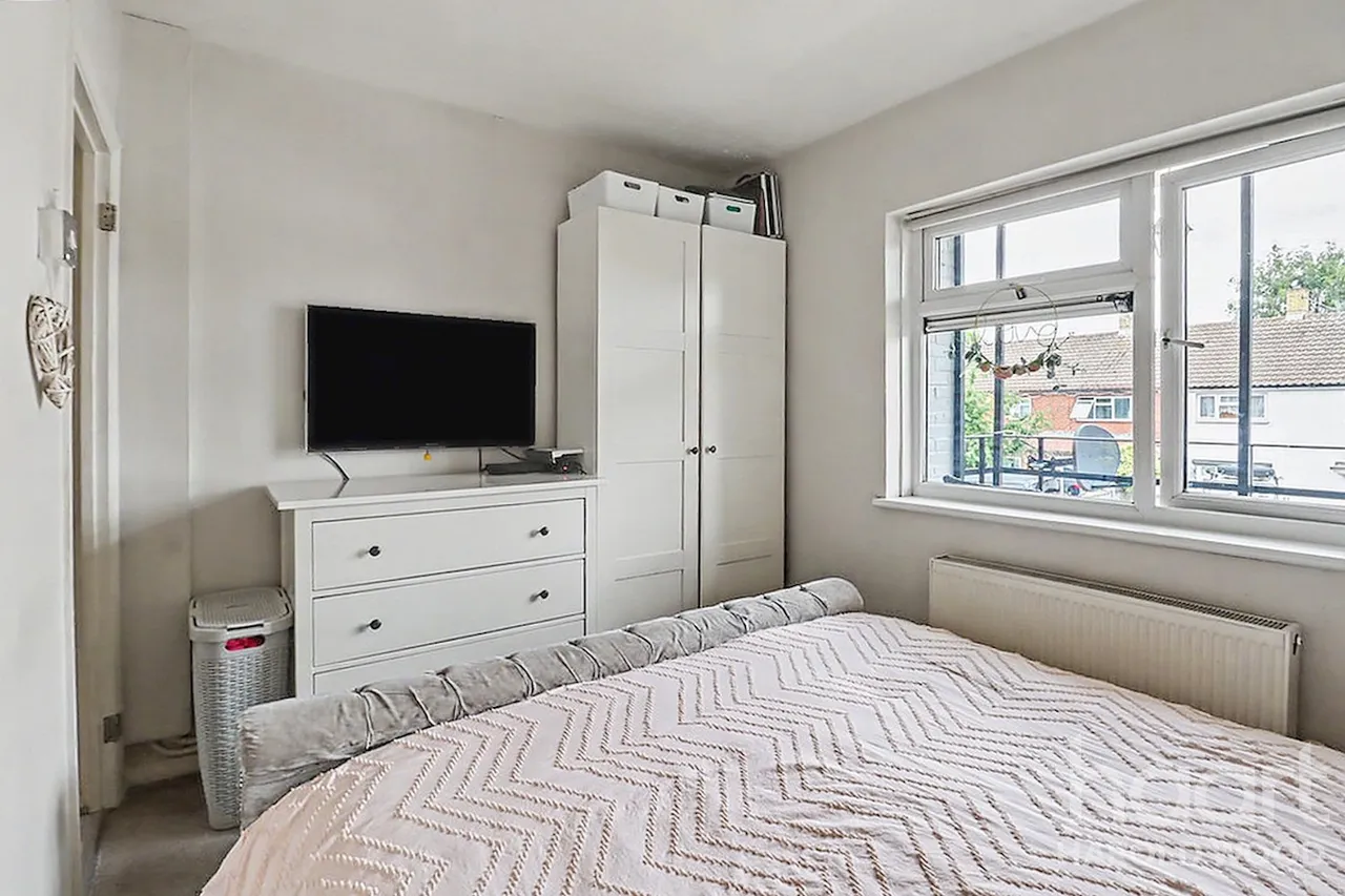 Montgomery Crescent, Harold Hill, RM3, photo 10
