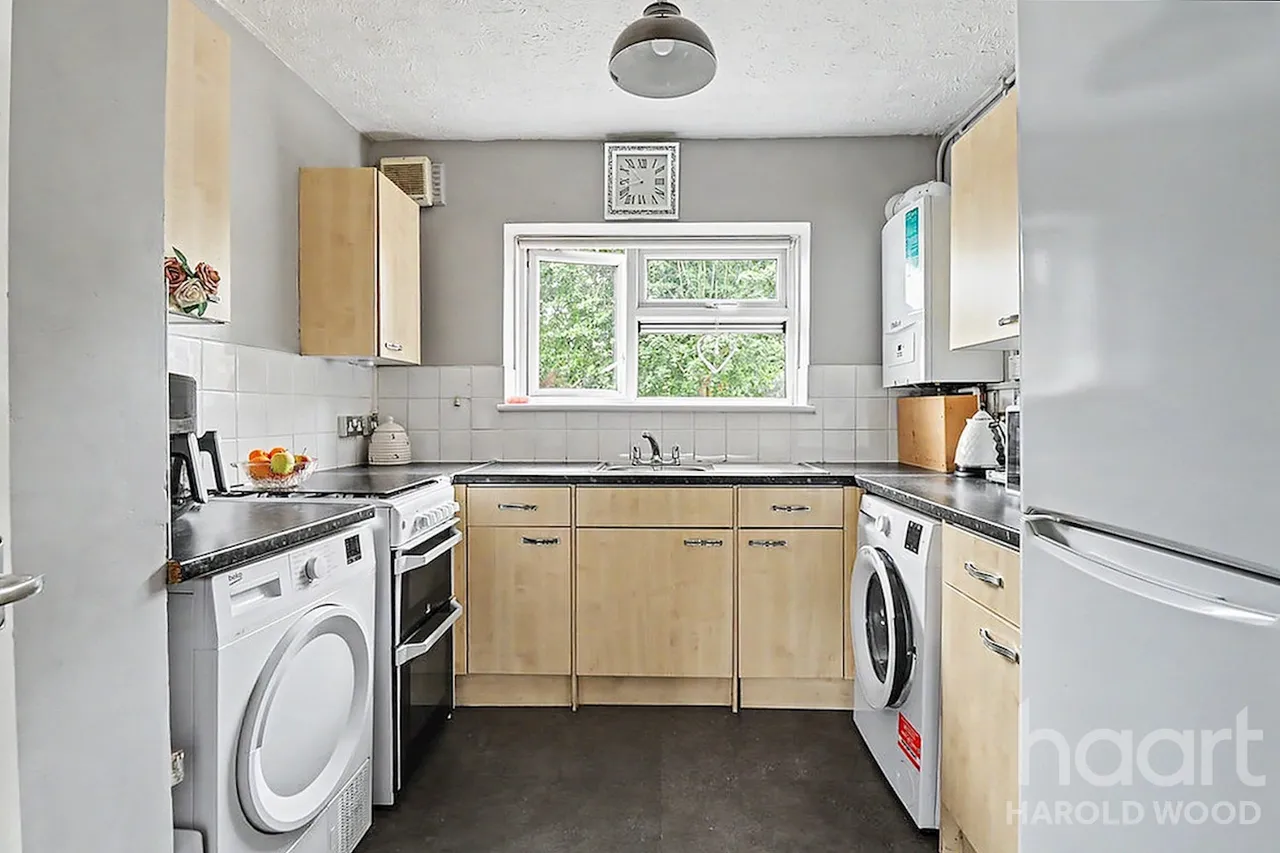 Montgomery Crescent, Harold Hill, RM3, photo 4