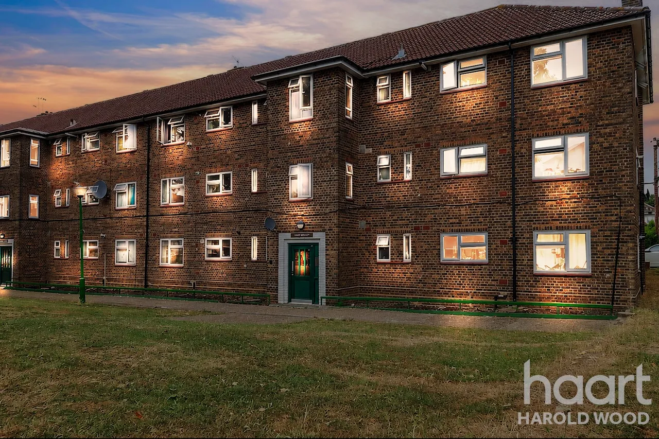 2 bed flat for sale, Montgomery Crescent, Harold Hill, RM3