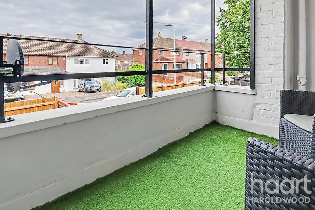 Montgomery Crescent, Harold Hill, RM3, photo 15