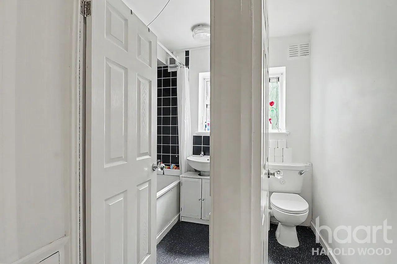 Montgomery Crescent, Harold Hill, RM3, photo 12