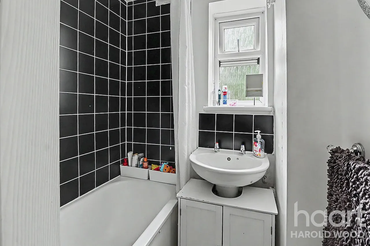 Montgomery Crescent, Harold Hill, RM3, photo 13
