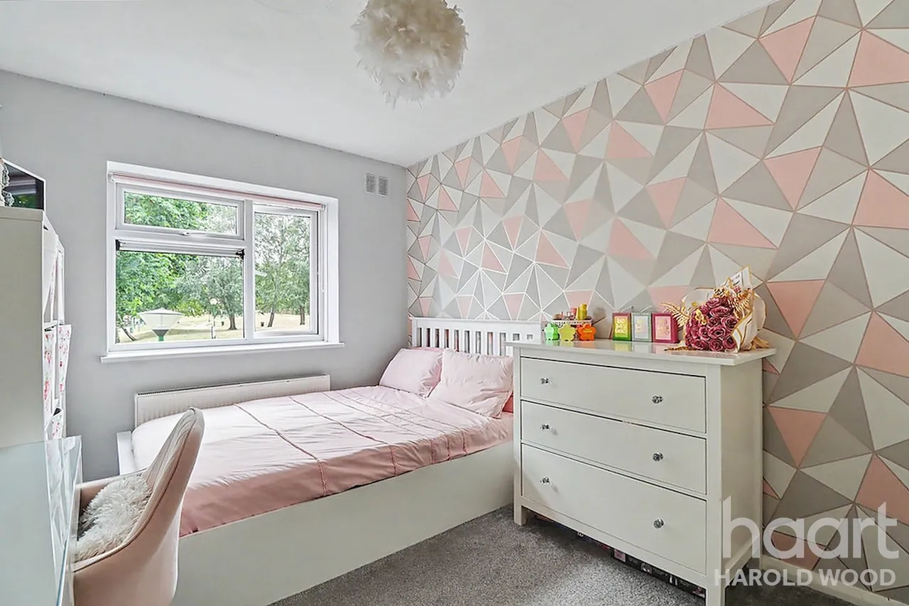 Montgomery Crescent, Harold Hill, RM3, photo 9