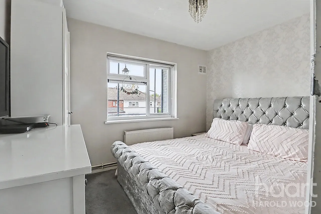 Montgomery Crescent, Harold Hill, RM3, photo 8