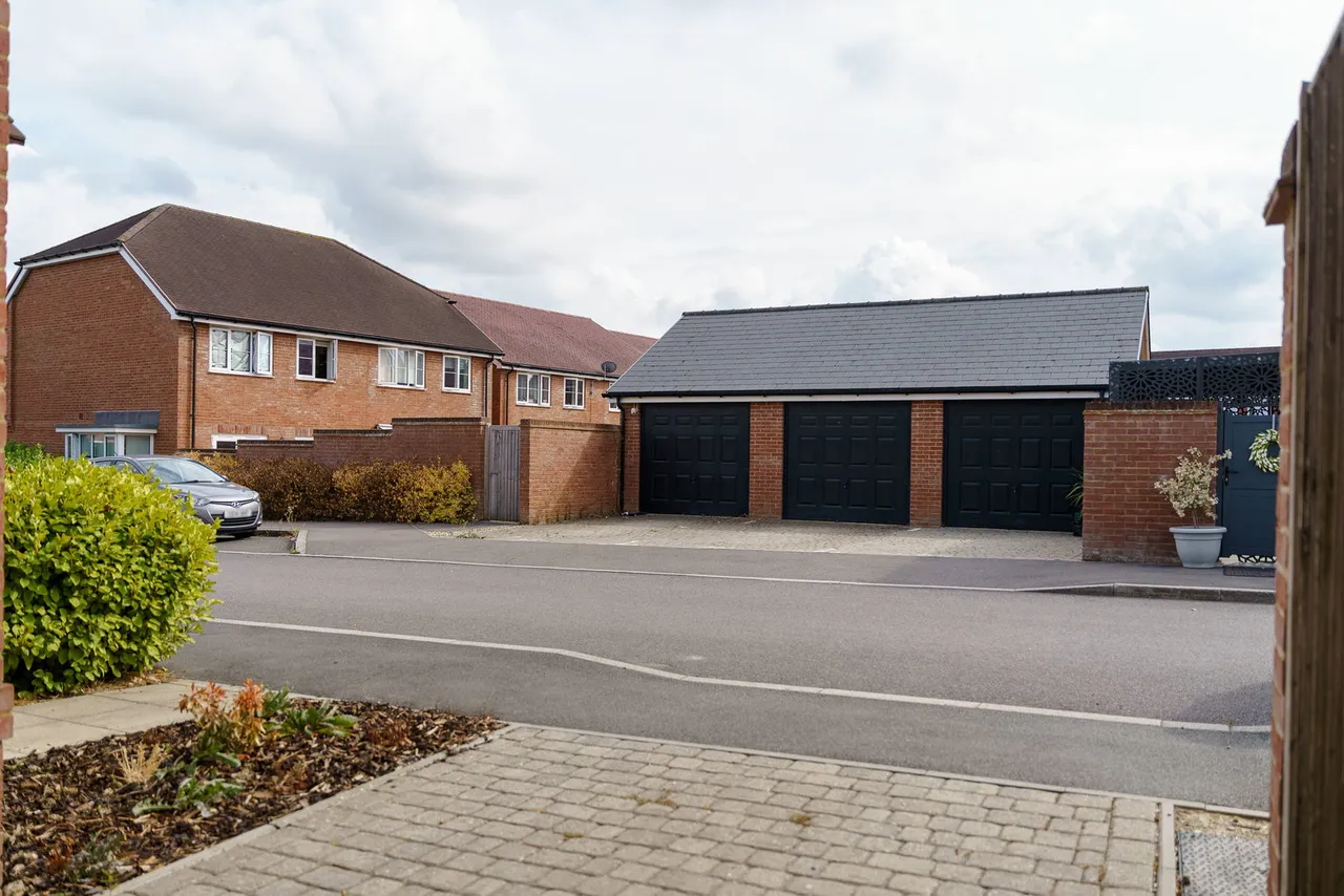 Brewers Way, Faygate, RH12, photo 24