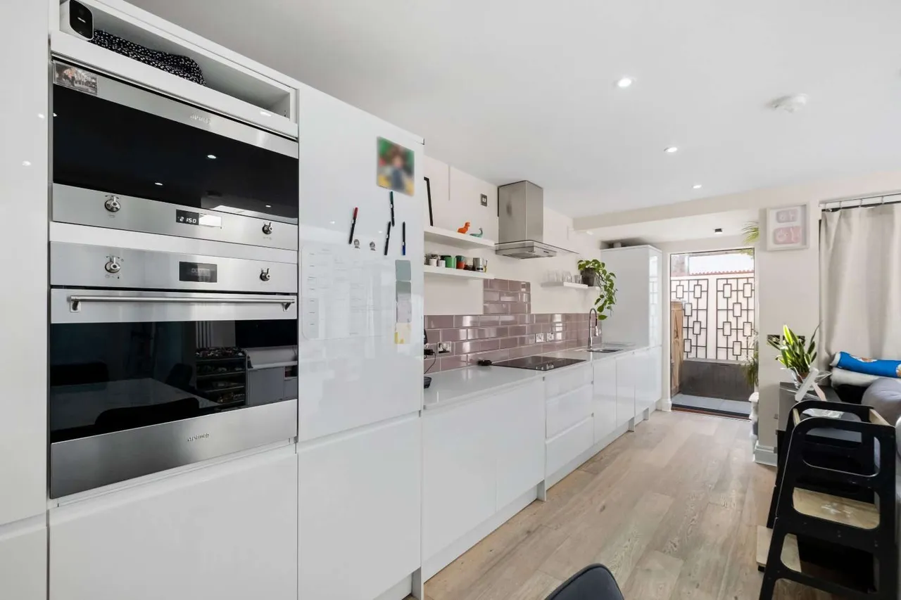Marney Road, London, SW11, photo 2